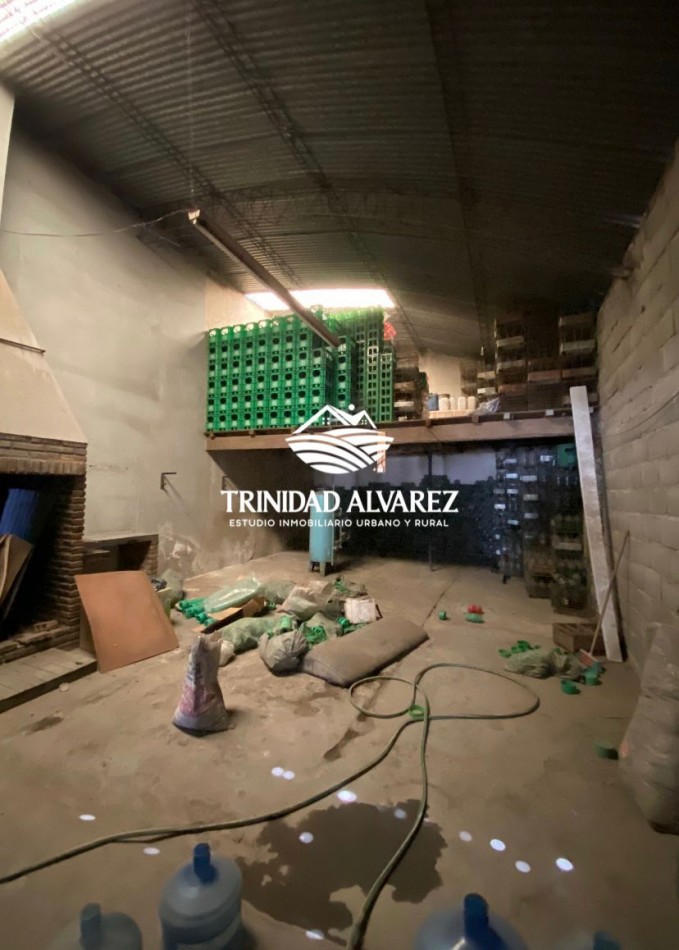 GALPON + SALON COMERCIAL + OFICINA