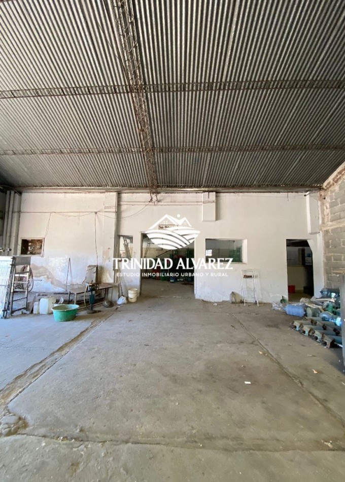 GALPON + SALON COMERCIAL + OFICINA